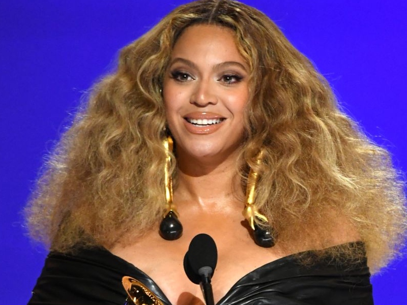 Beyonce accepting an award 