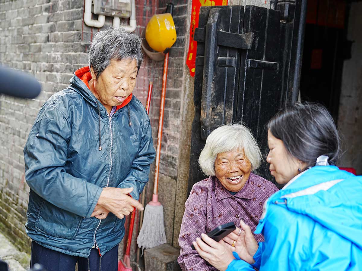 Helen Lee with two older Asian women