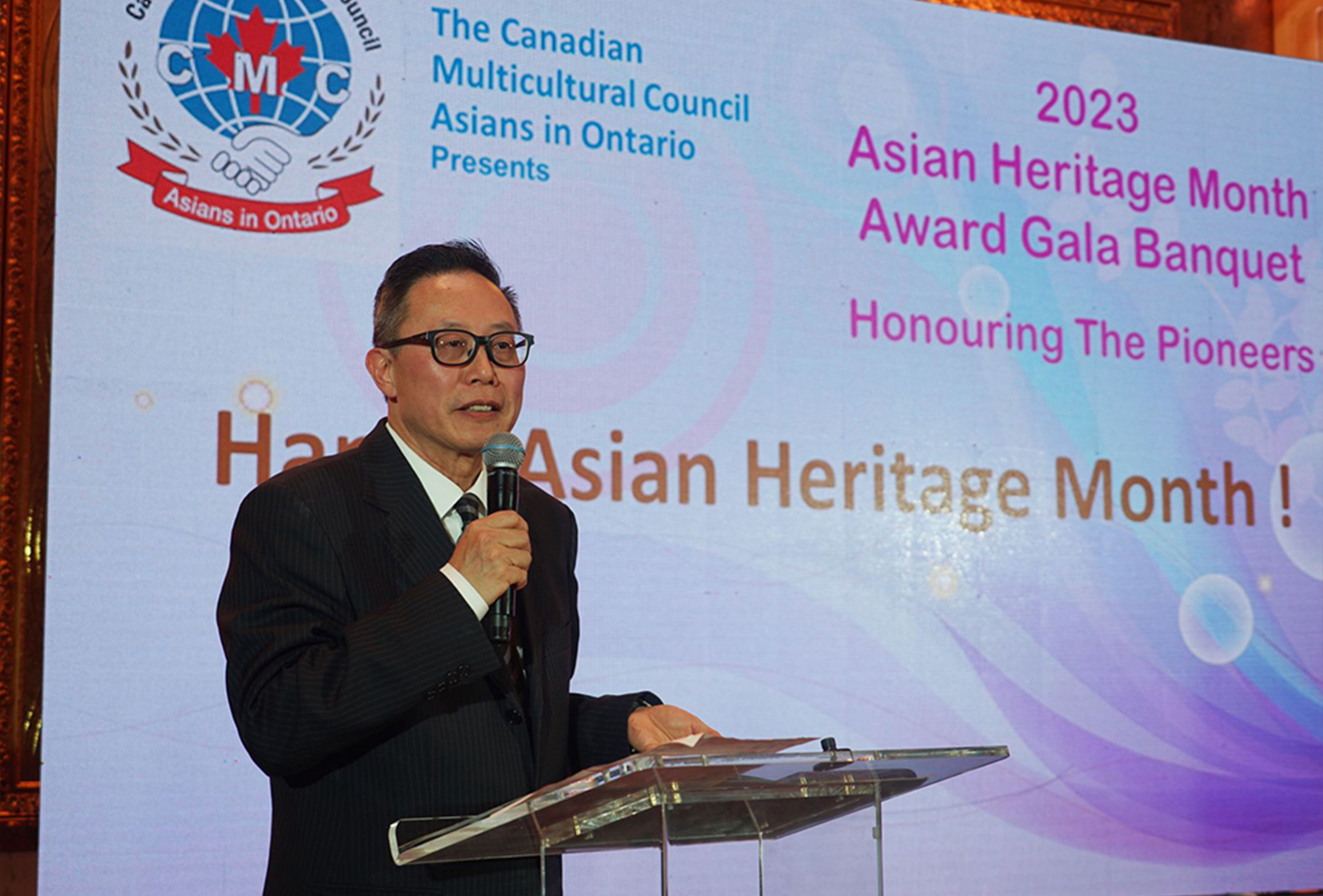 Yew-Thong Leong speaking at the 2023 Asian Heritage Month Award Gala Banquet. 