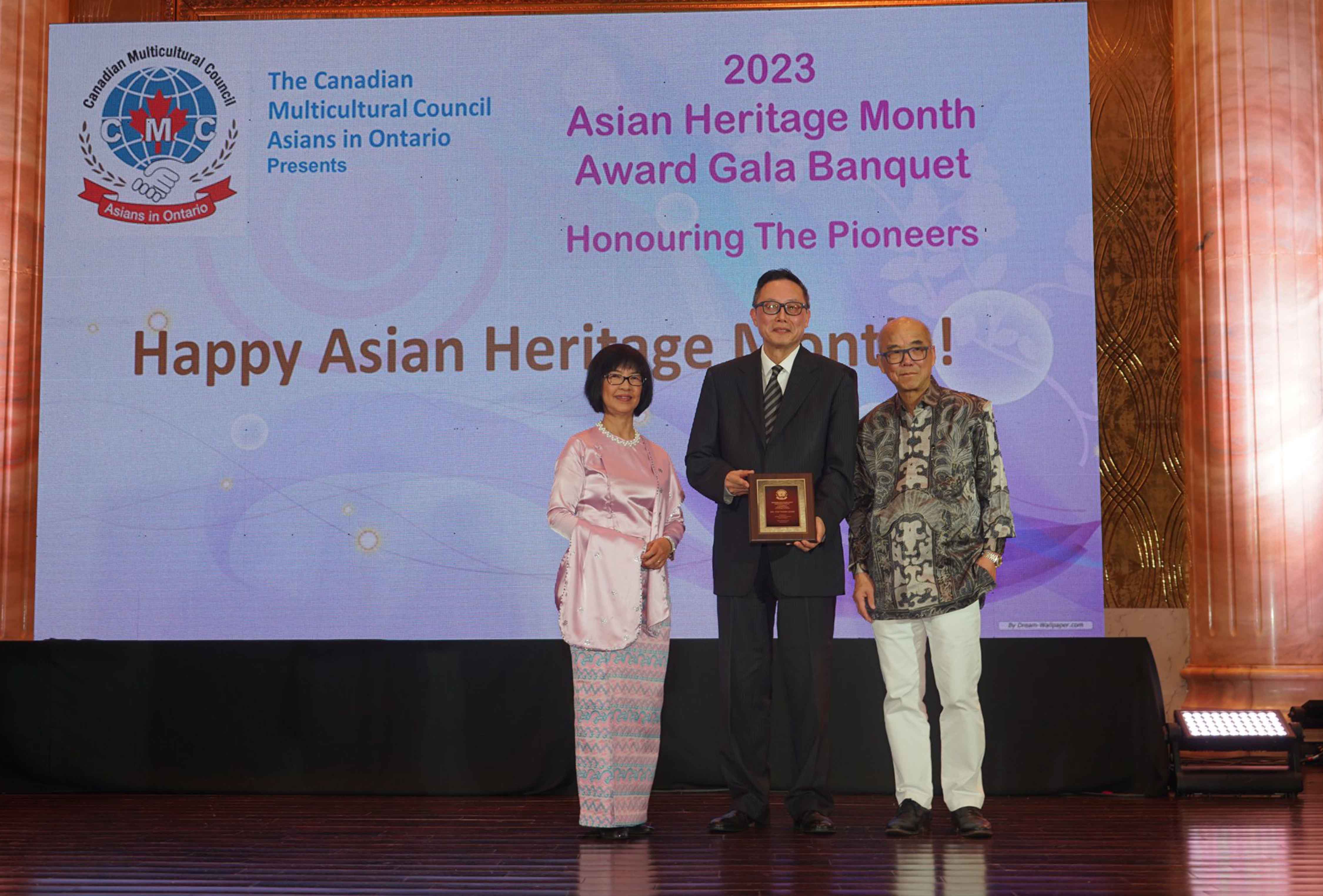 Associate professor Yew-Thong Leong accepting his Outstanding Asian Canadian Award.