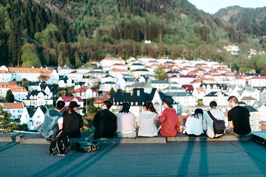 Students sitting overlooking a neighbourhood in Bergen