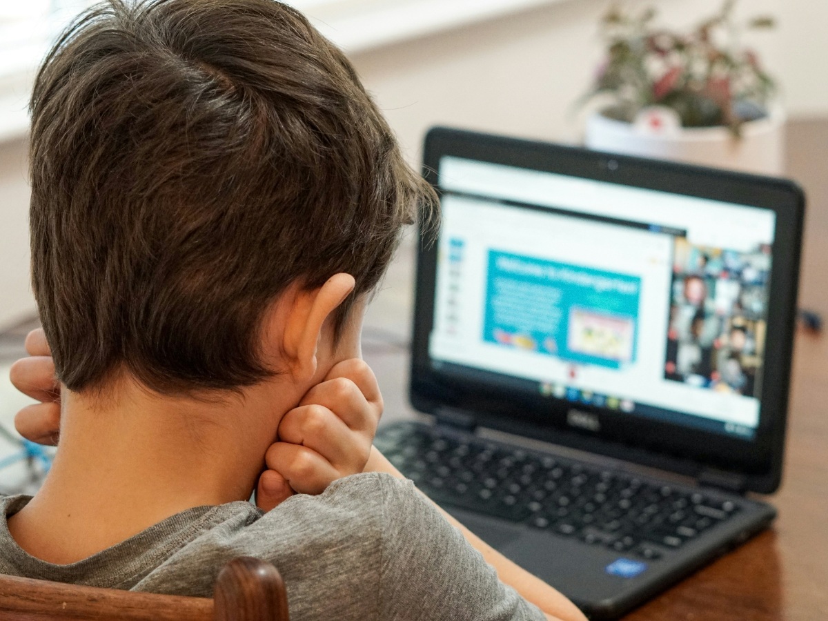 AI-Mediated Play for Migrant Child Inclusion: Multimodal Language Support for Social Interaction, Communication, and Well-Being
