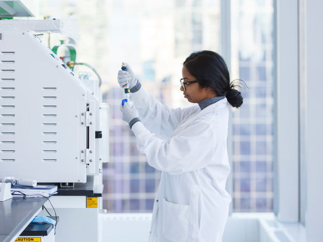 Chemistry and Biology student working on synthetic medicinal chemistry research in lab.