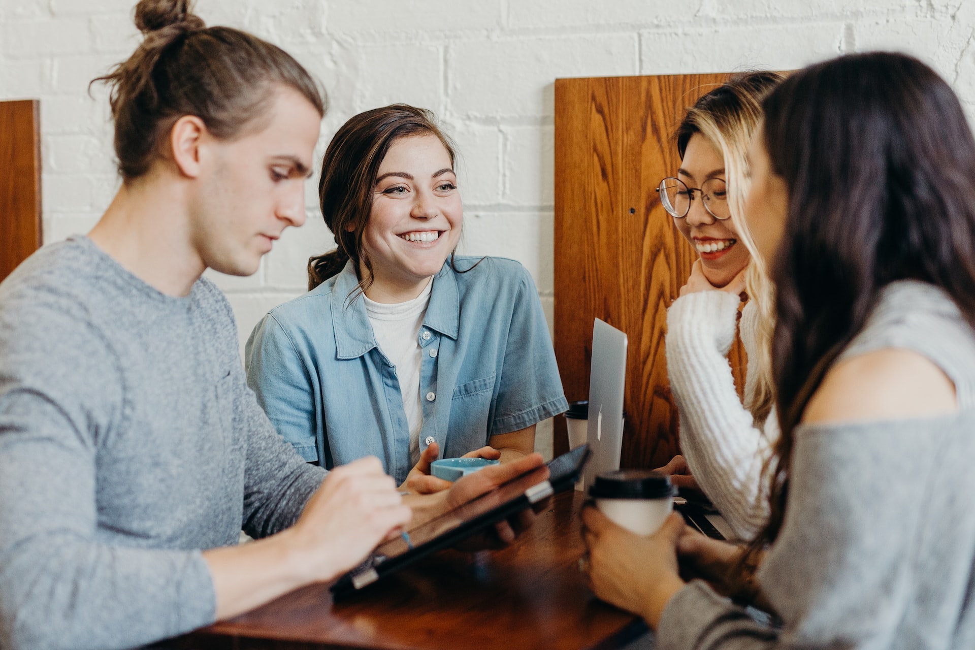 4 students sitting together at a coffee shop