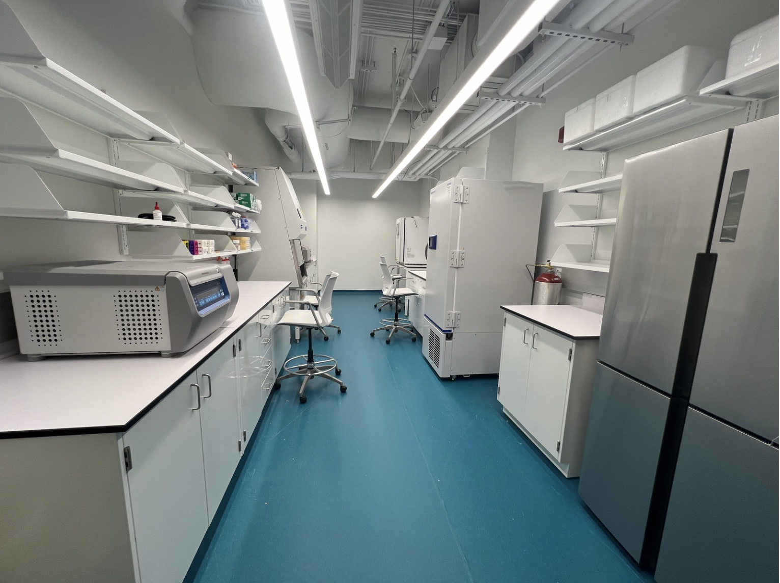 An image of our biology laboratory. This lab contains a variety of specialized equipment. 