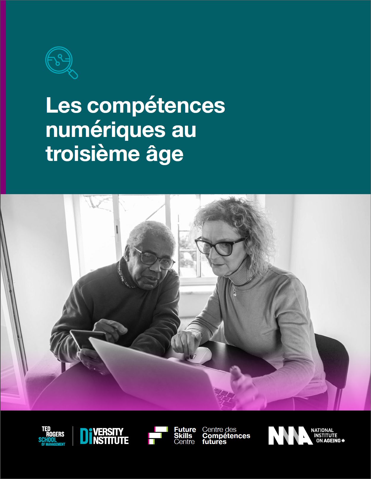 Deux personnes âgées sont assises côte à côte, utilisant un ordinateur portable et une tablette, symbolisant l'apprentissage numérique et l'accompagnement numérique