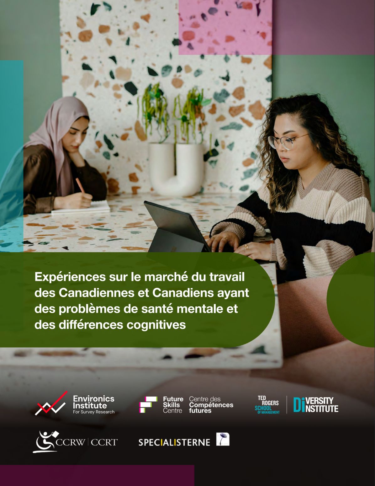La couverture d'un rapport présente deux femmes assises à une table, l'une prenant des notes et l'autre travaillant sur un ordinateur portable.