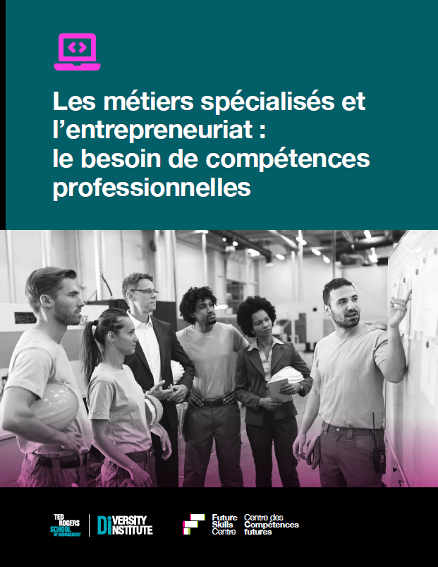 Un reportage présentant des logos et divers collègues regardant un tableau blanc dans une usine.