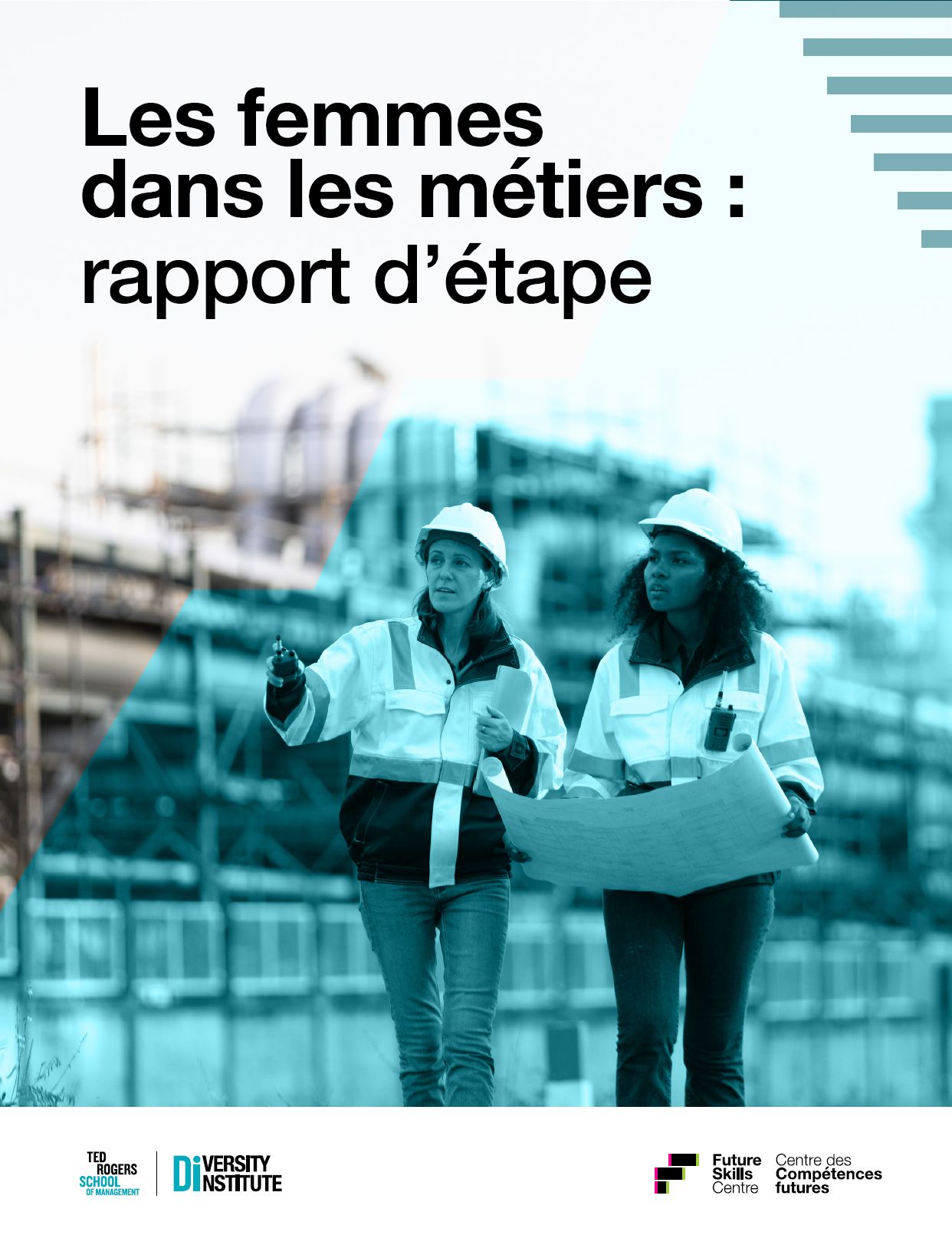 Deux femmes portant des casques de chantier qui traversent un vaste site industriel tout en discutant de plans techniques.