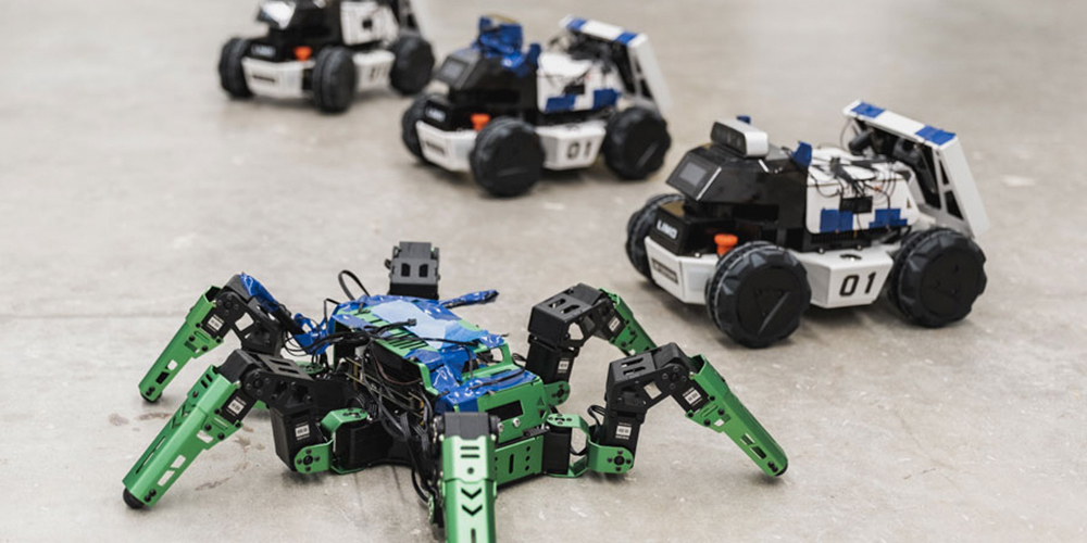 Puren Ouyang working with robotics