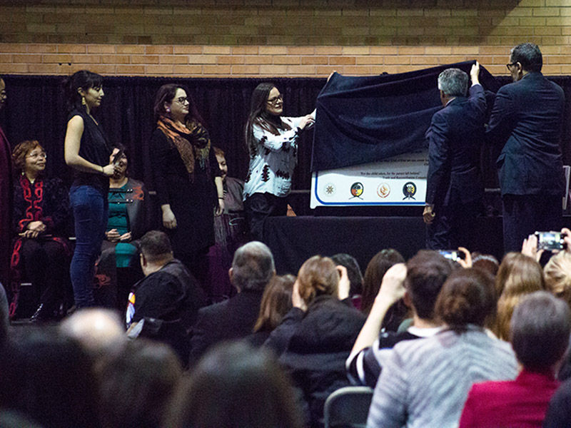 Michael Benarroch, Mohamed Lachemi and Indigenous students unveil the plaque that will be installed next to the Egerton TMU statue