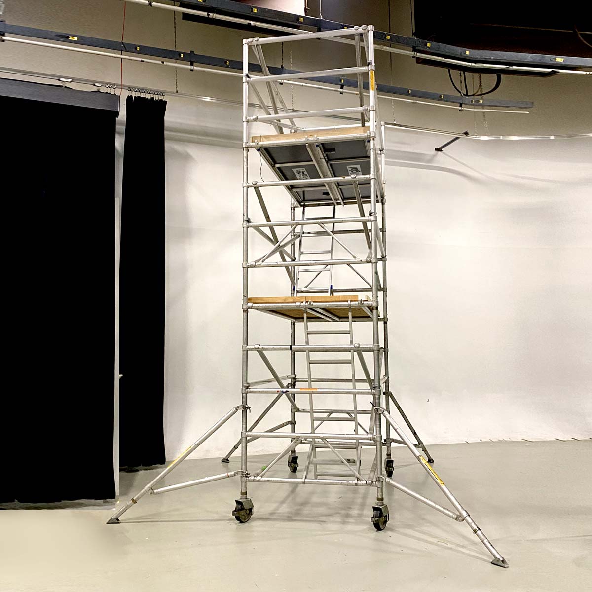 Aluminum scaffolding provides a customizable work platform that can be assembled and disassembled easily.