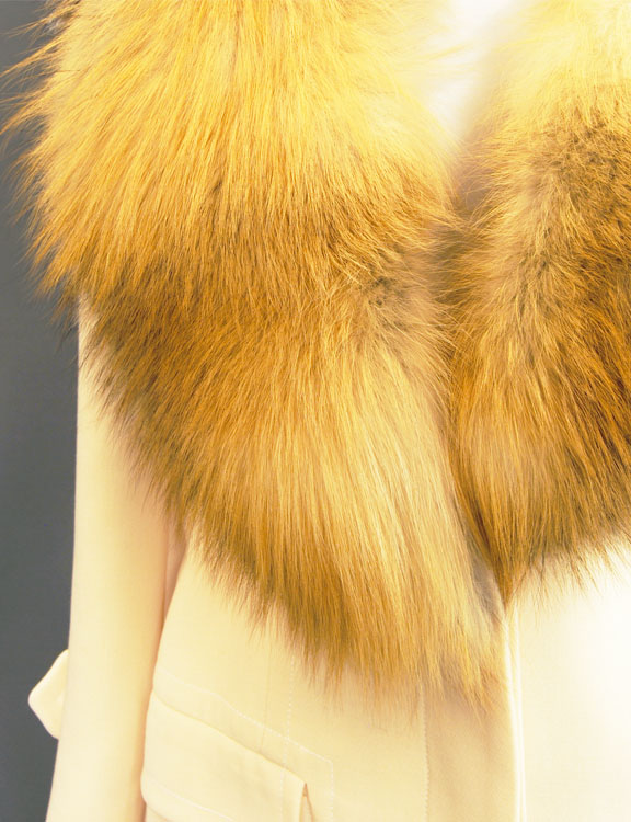 Fur collar of a Gucci wool cream coat