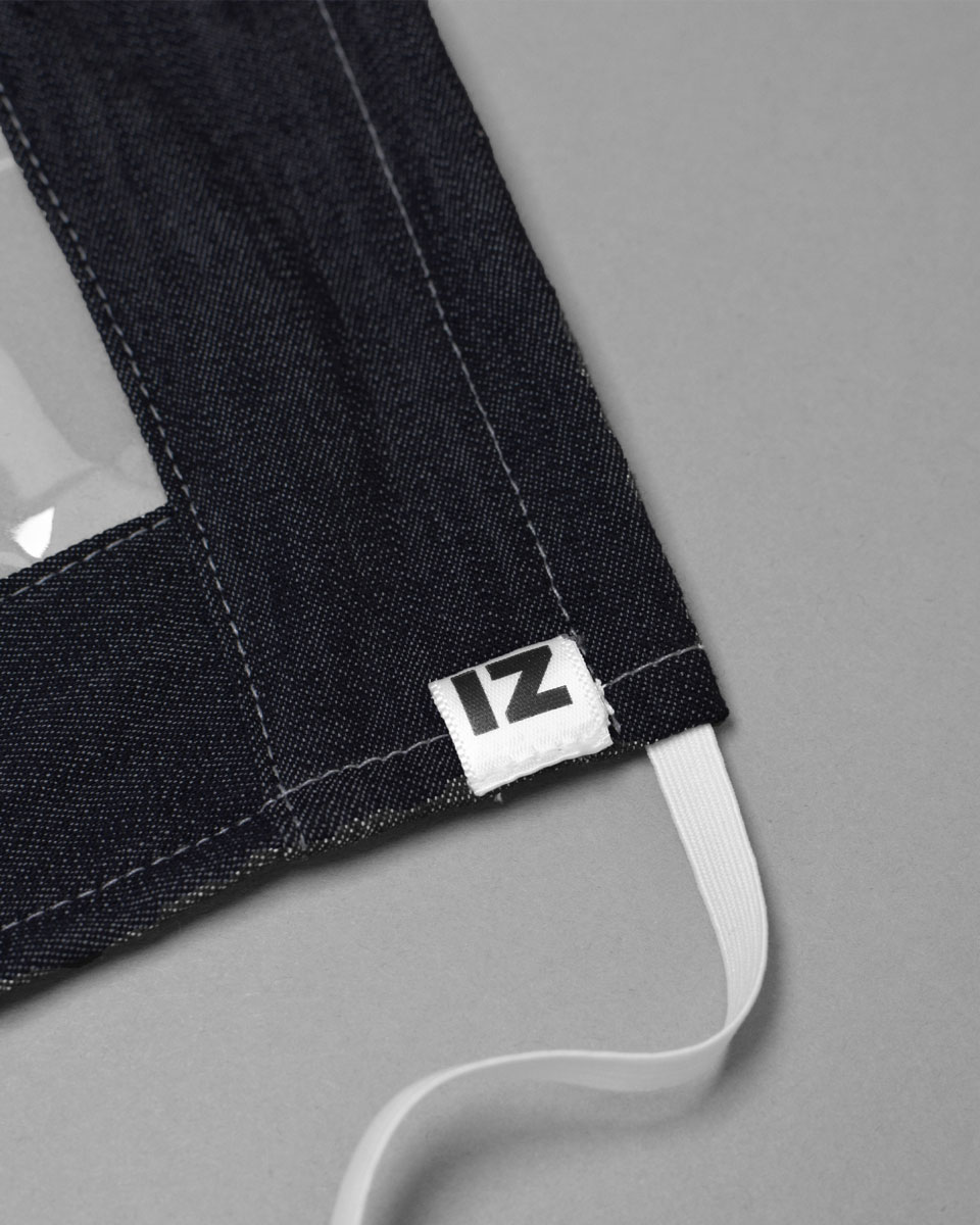 Label on the face mask withe IZ logo