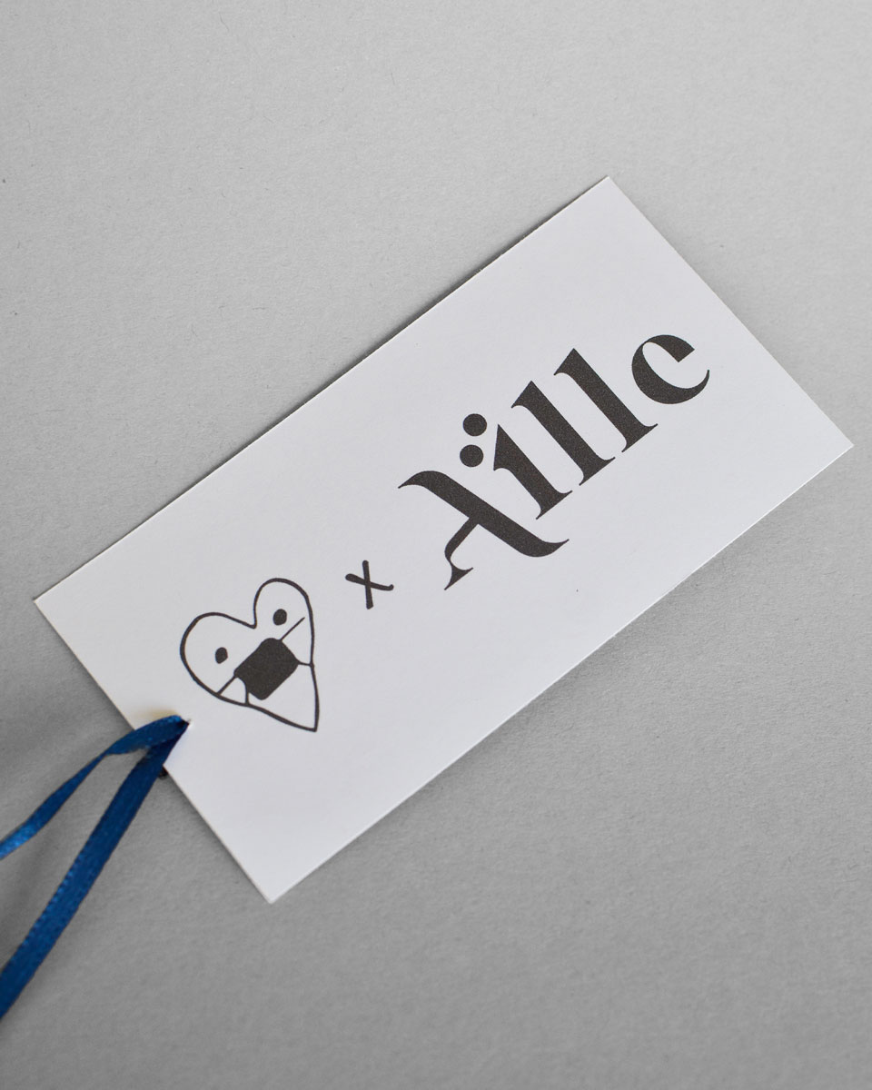 White tag with the Aille logo
