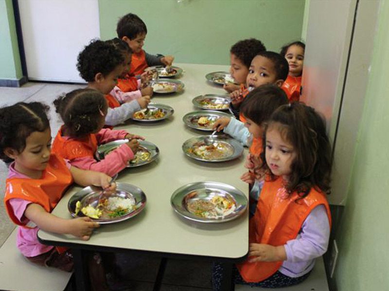 meals to children at school in brazil