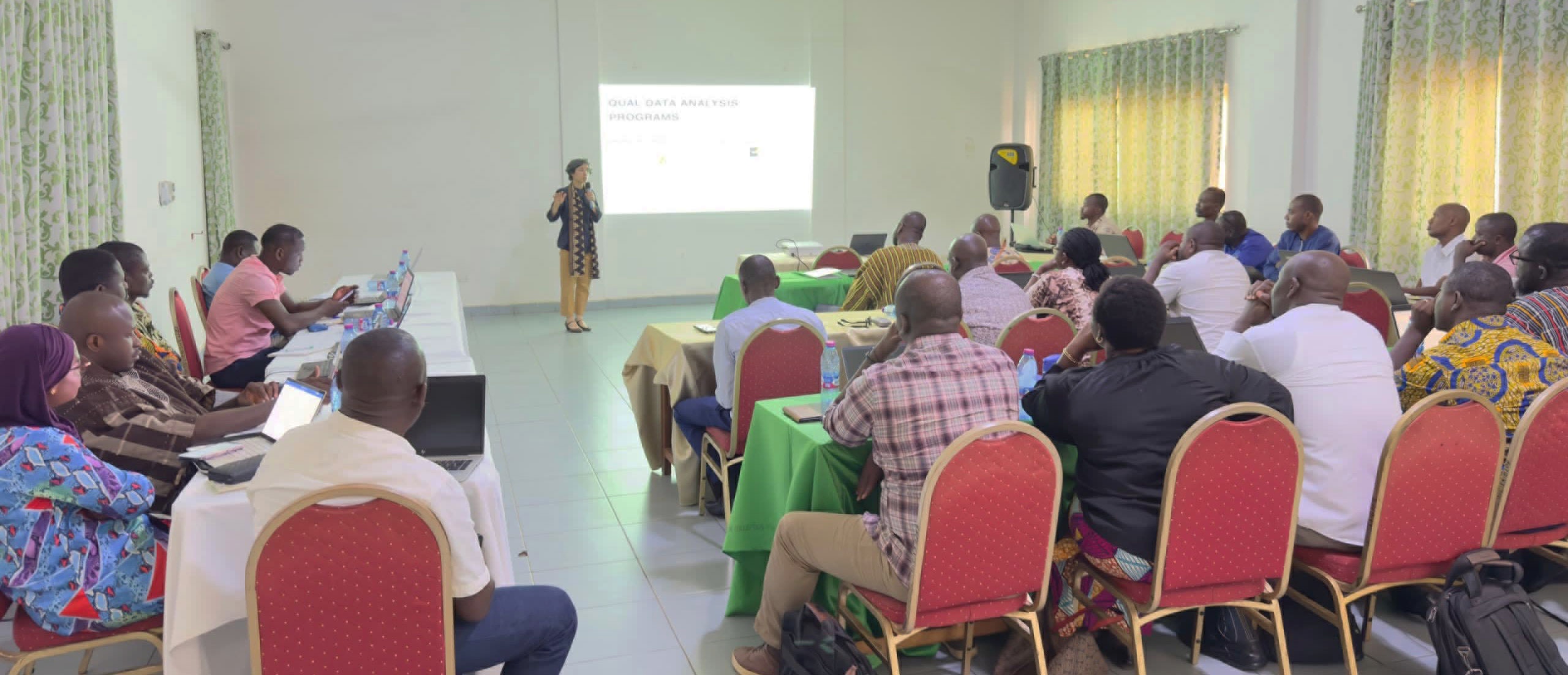 Mónica Ruiz-Casares speaking to a room of people at the Getfund Guest house