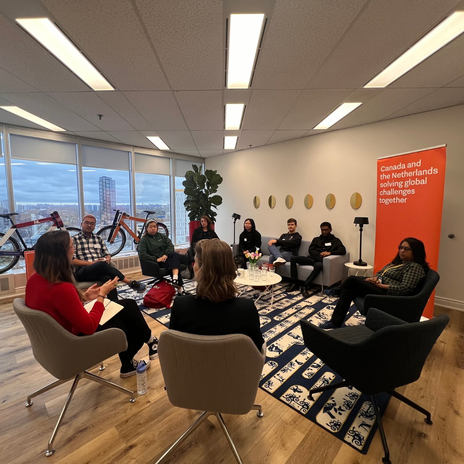 Group discussion at a Consulte with participants seated in a circle, engaging in conversation.