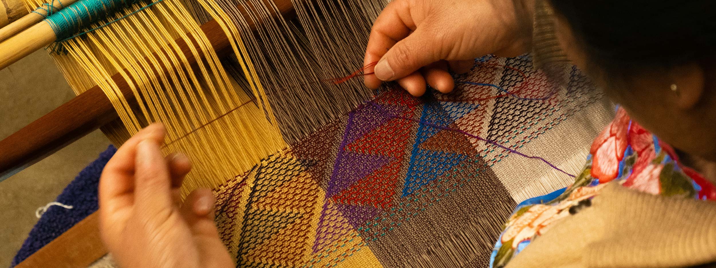 Weaver threading a pattern