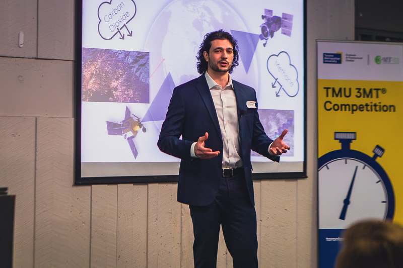 Daniel Almuiña Pica presenting at 3MT®