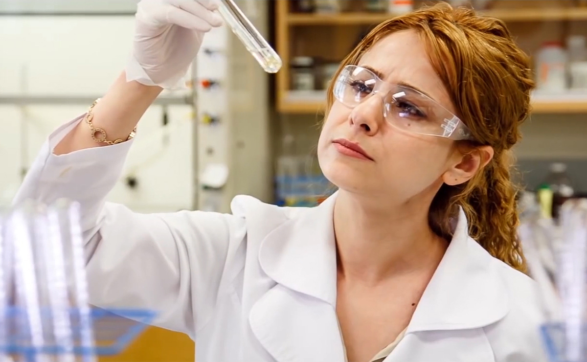 Biomedical Engineering graduate student dissecting 3D model