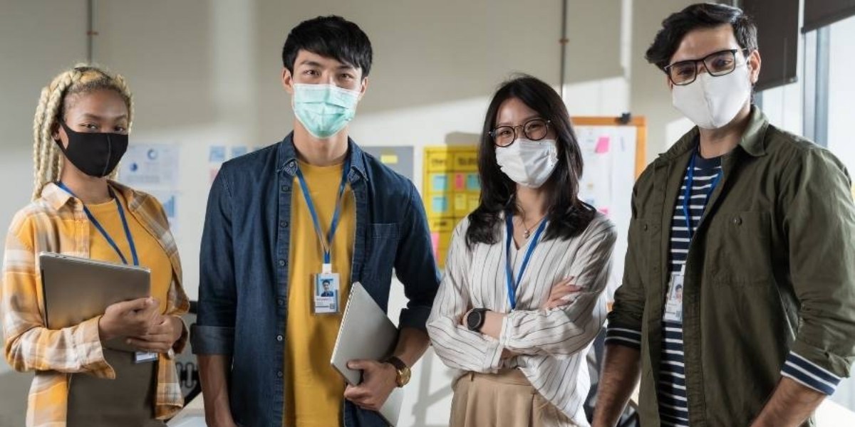 A groups of students wearing masks