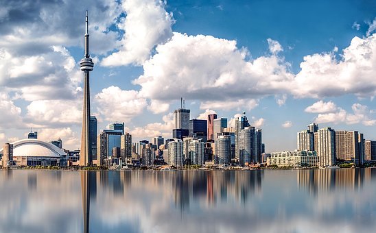 A photo of the Toronto skyline during the day with Lake Ontario in the foreground