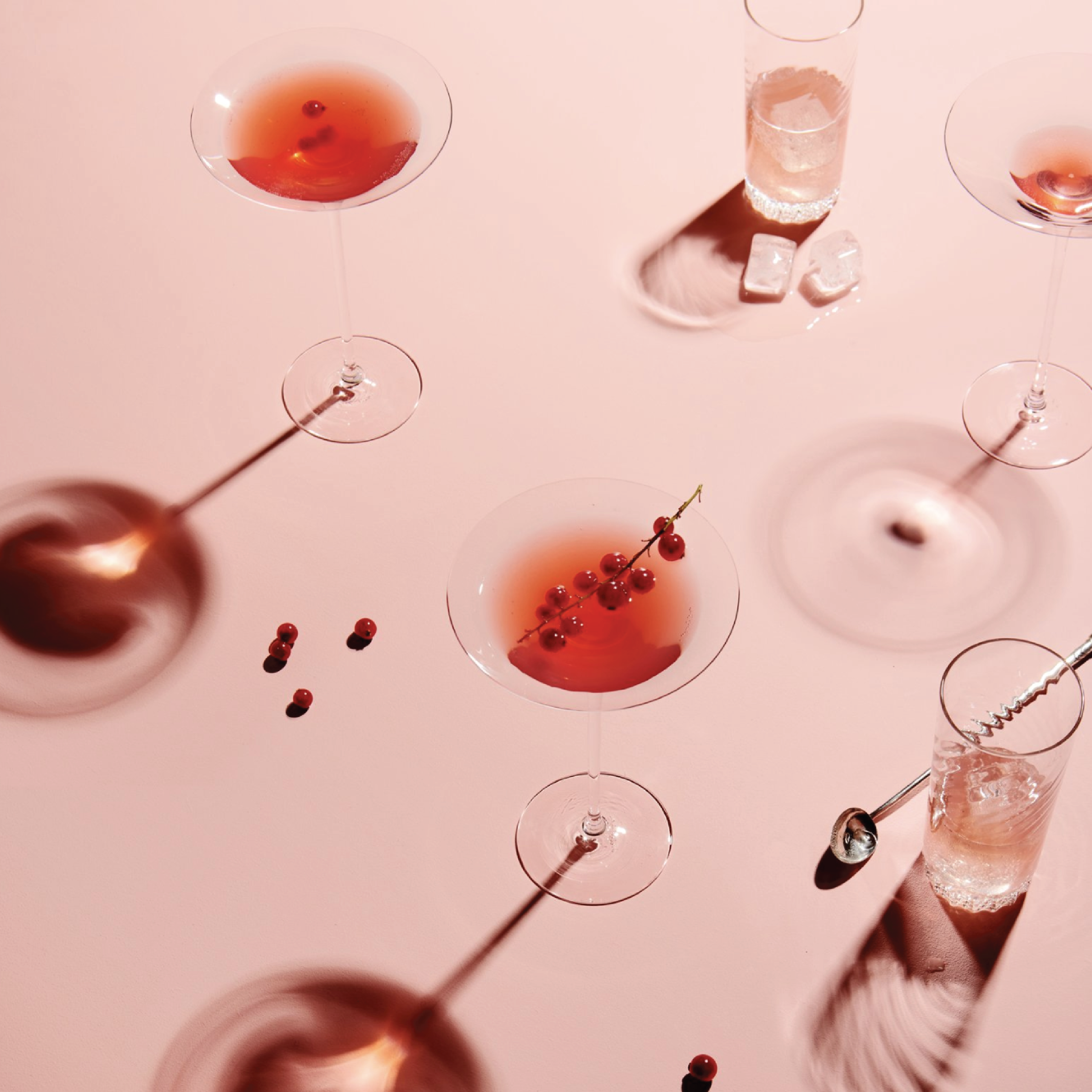 Cocktails arranged on a pink surface, example of student photography
