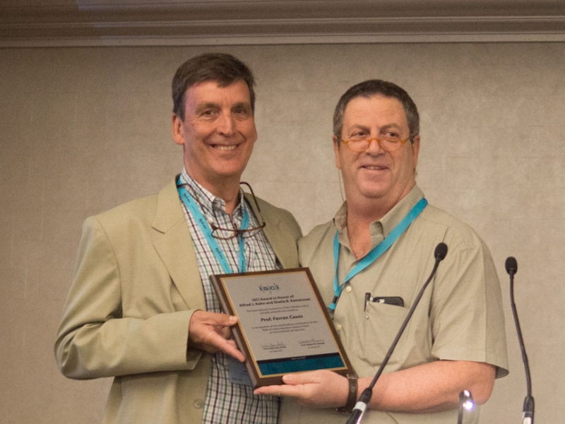 Ferran Casas Aznar recieving the ISCI Kahn & Kamerman Award