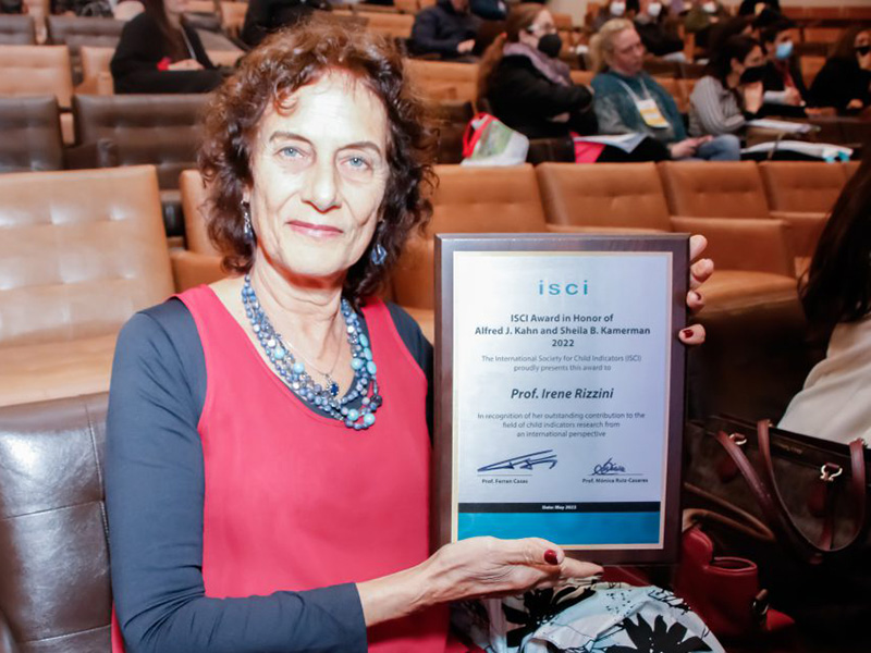 Irene Rizzini holding up the ISCI Award