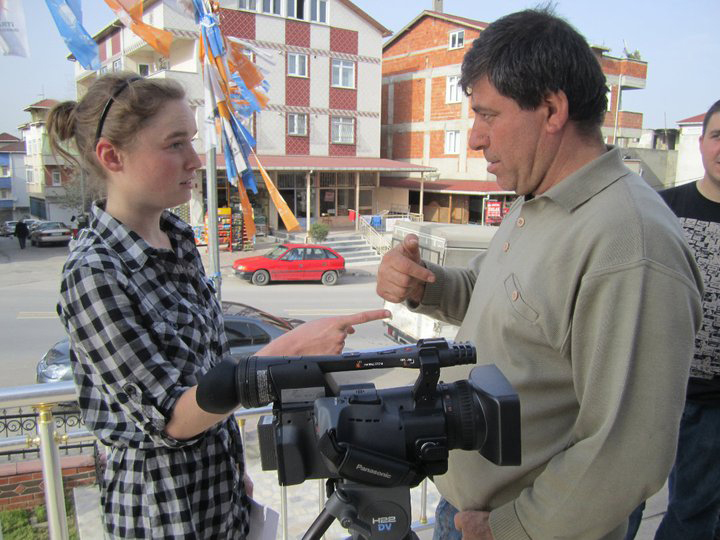 Exchange student interviewing a man in the Netherlands