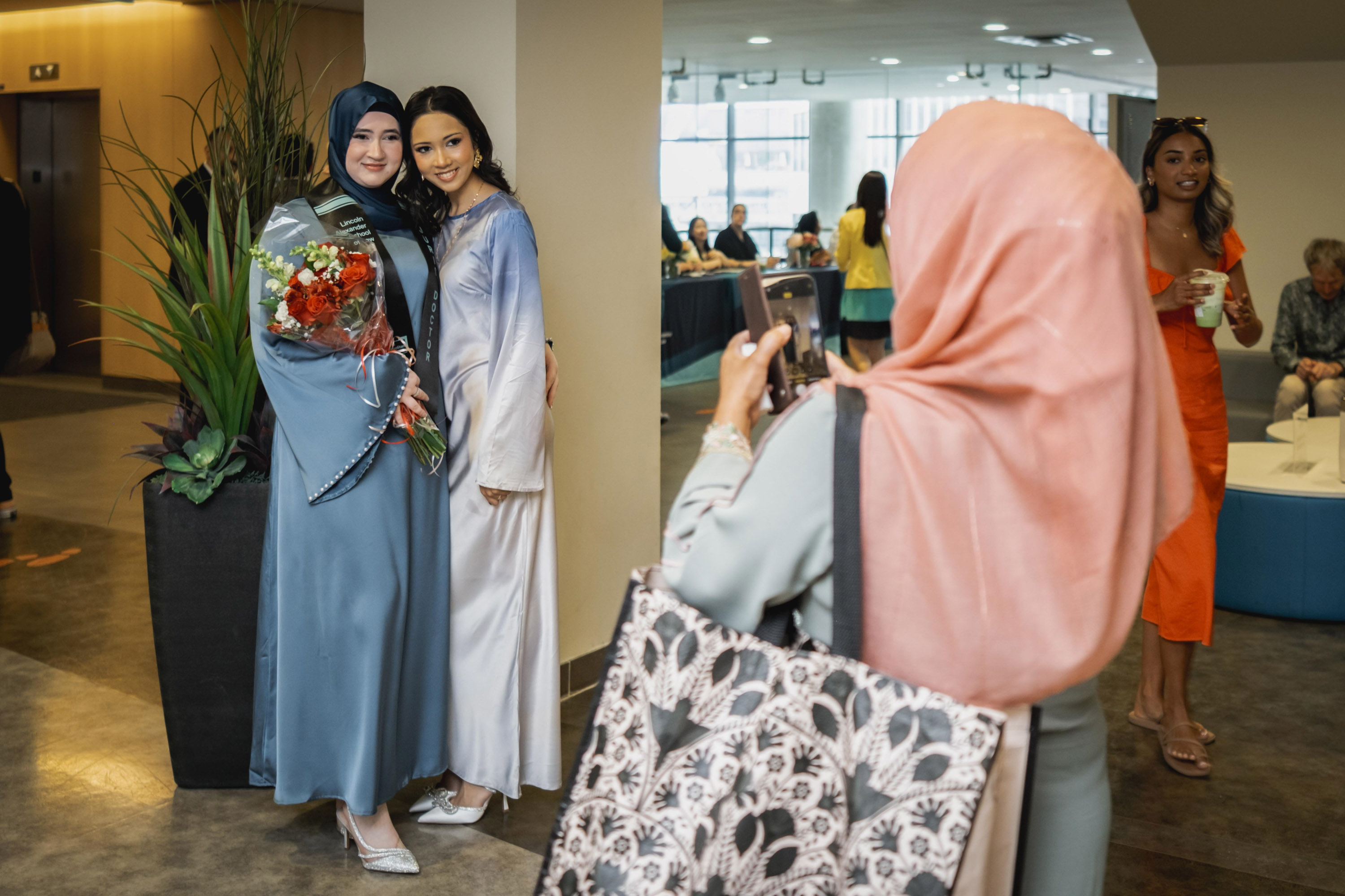 grad and family taking pictures