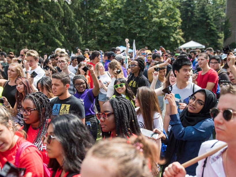 A crowd of students in the quad