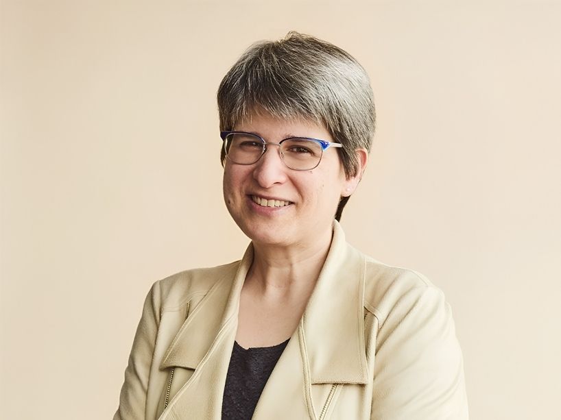 Portrait of Lisa Barnoff.