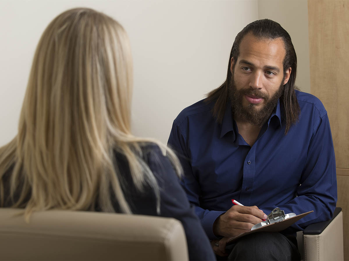 Clinical psychology trainee speaking to patient