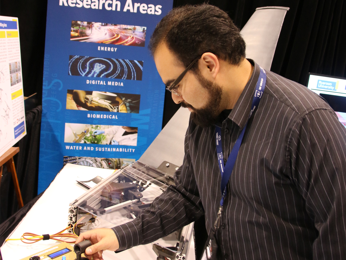 An attendee of OCE Discovery closely examines a folding wing
