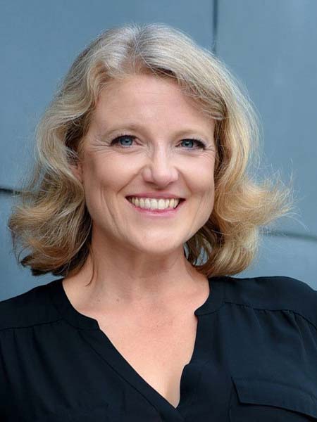 Headshot of Lesley Campbell