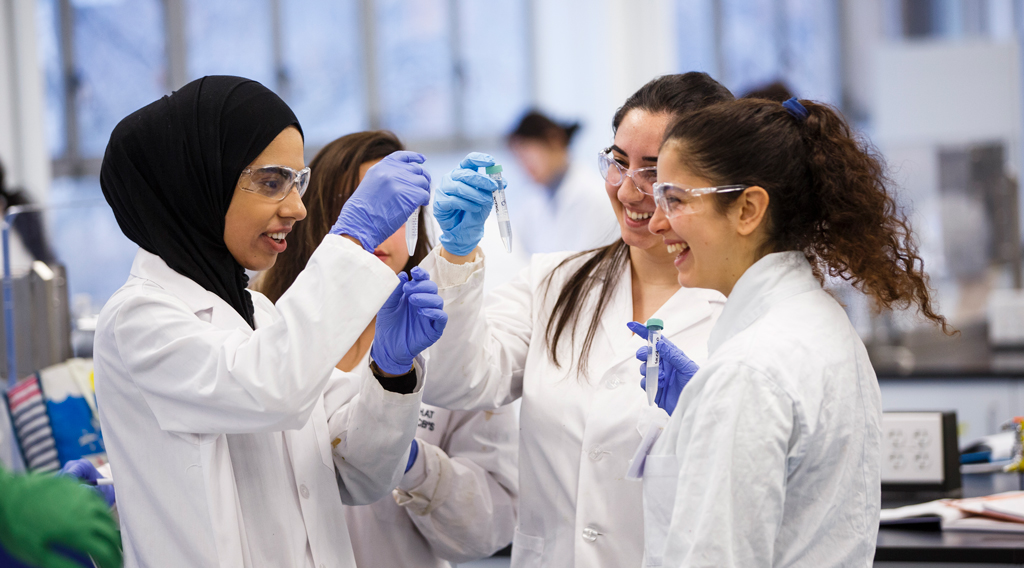 Faculty of Science, first year science students working on experiment in lab.