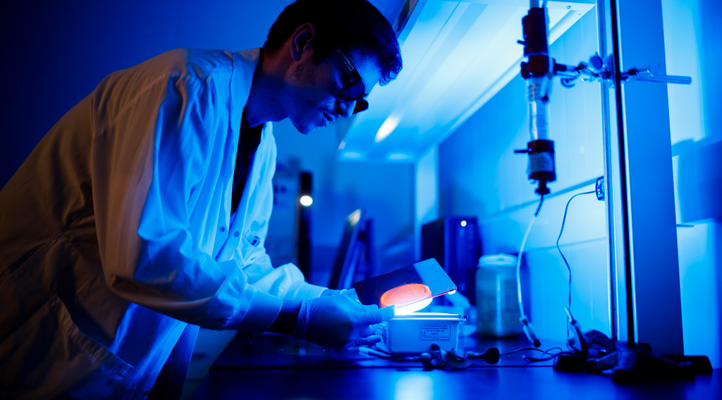 Faculty of Science Graduate student working in lab.