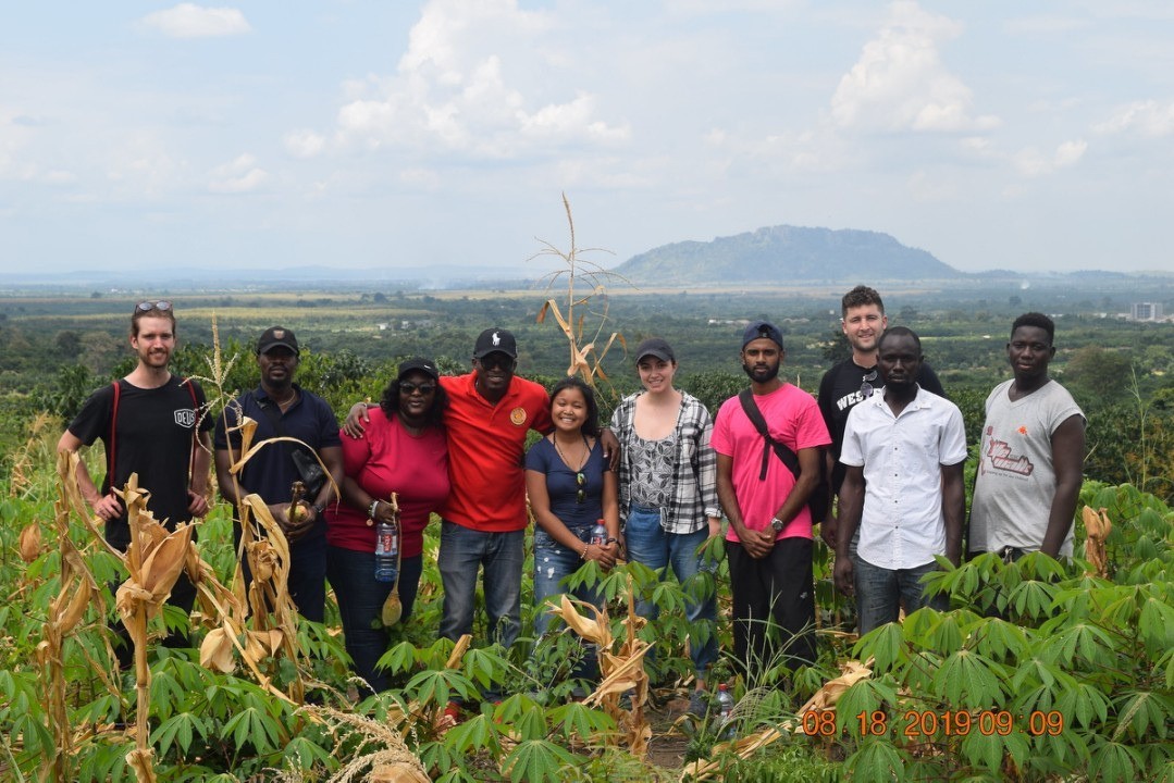 Group photo of Pursodman and locals in Ghana