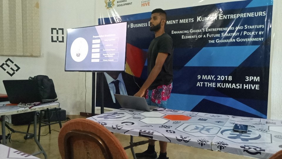 Pursodman presenting his research support at the Kumasi Hive