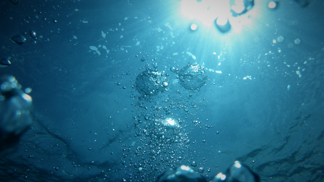 Bubbles under water with a ray of light. 