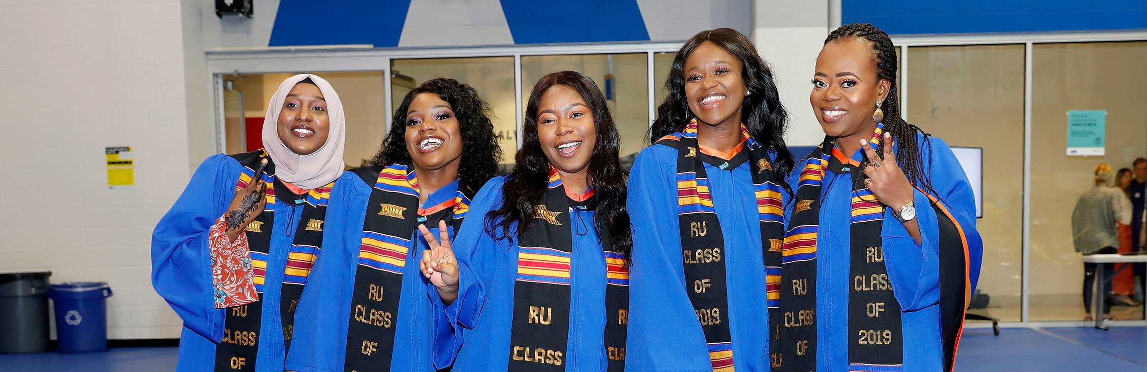 5 Graduants posing together.