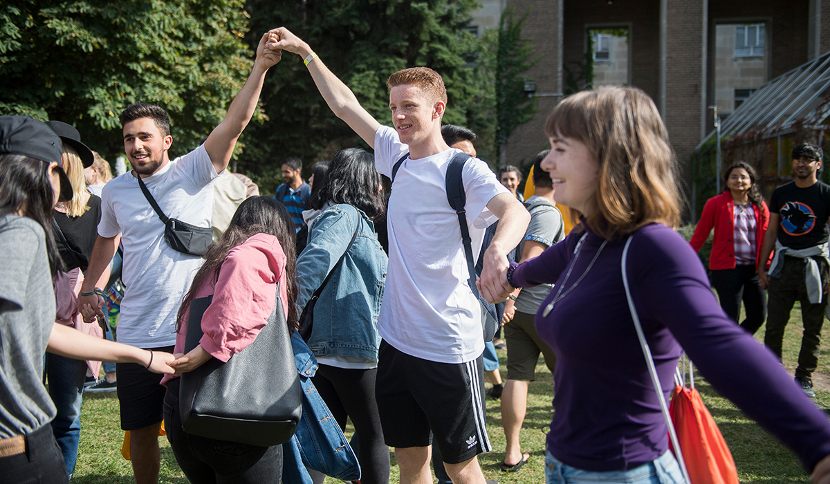 students hanging together in a group at campus