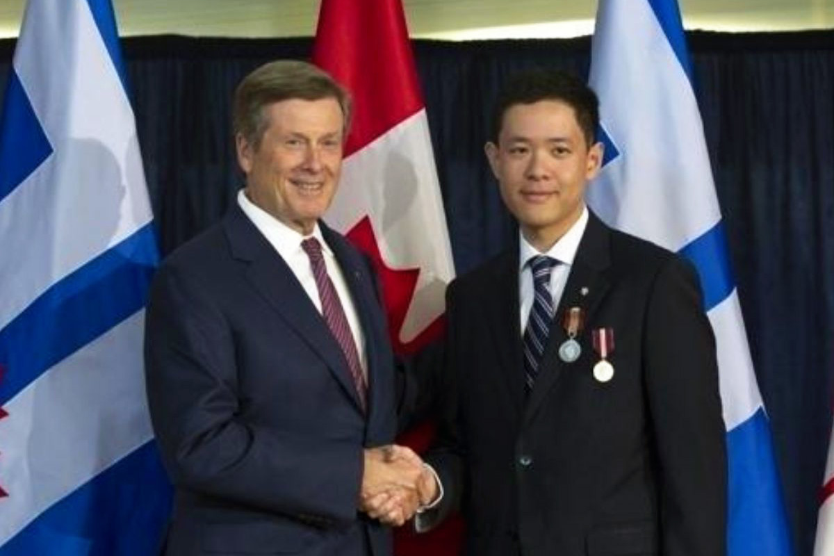 Gerald Mak shaking hands with former Toronto Mayor John Tory