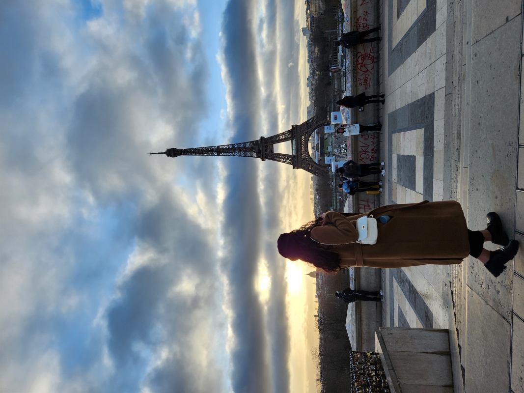 student looking at the eiffel tower