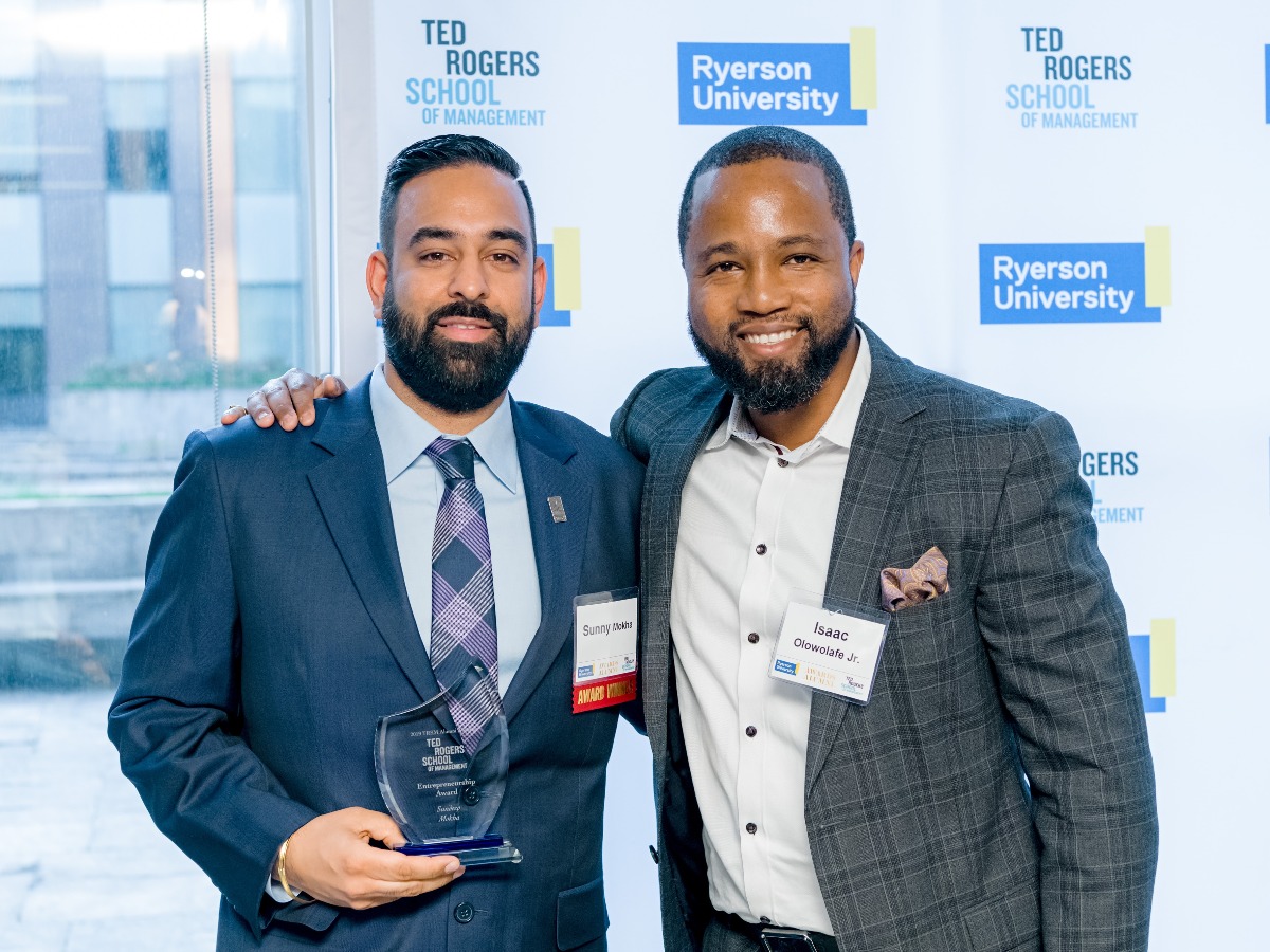 Sunny Mokha accepting Alumni Award from Isaac Olowolafe Jr.