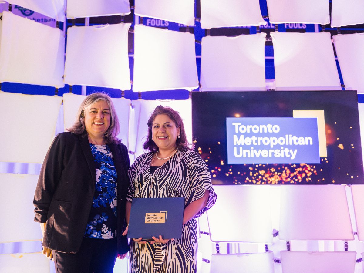 Laleh Samarbakhsh accepting award from Cynthia Holmes at Toronto Met Gala