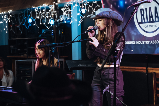 Student singing in a Nashville bar