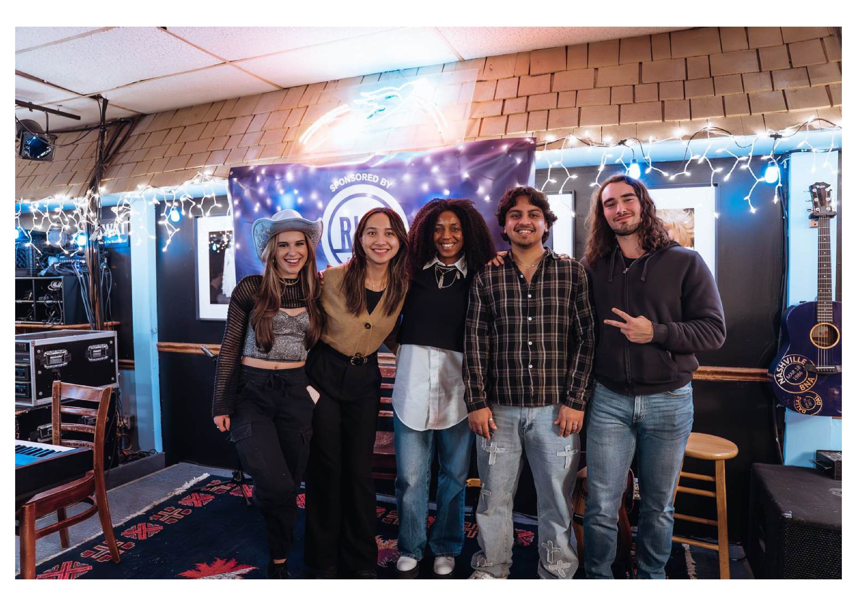 Gorup of students smiling.